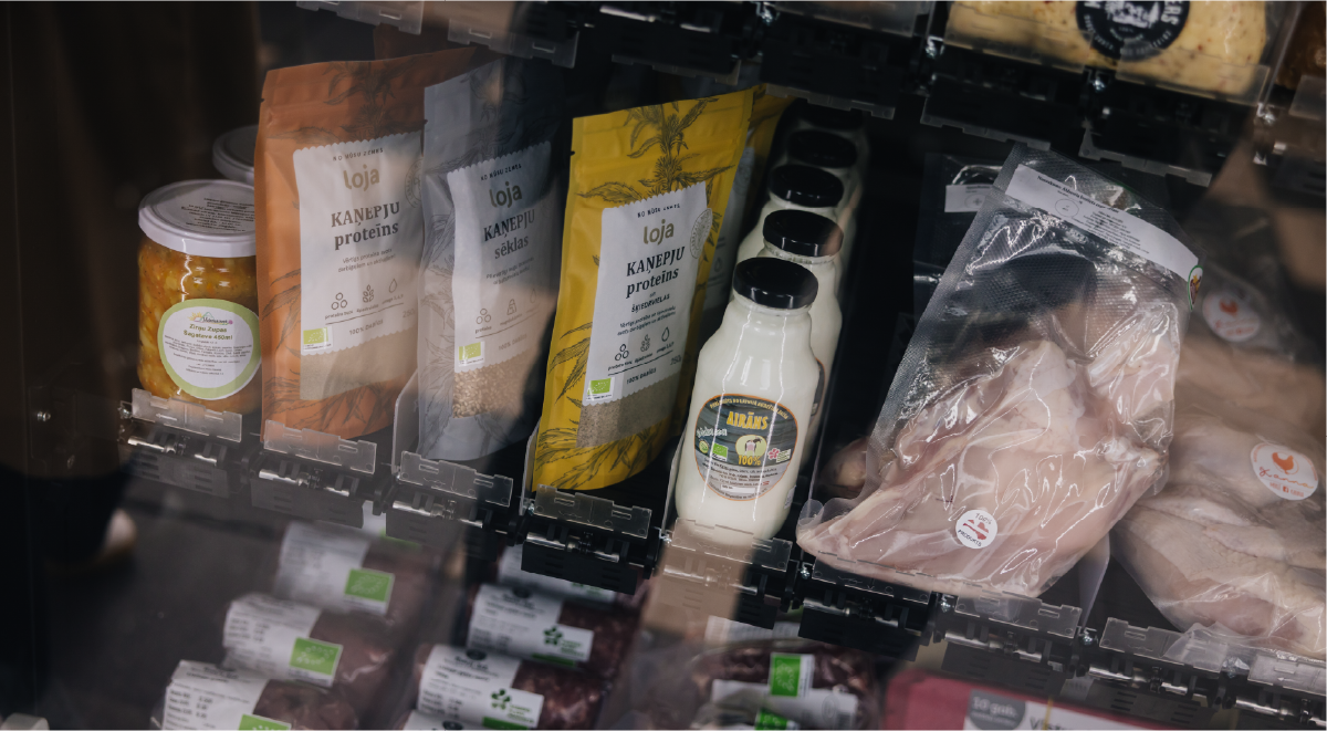 Vending machine with fresh refrigerated food