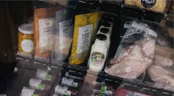 Vending machine with fresh refrigerated food